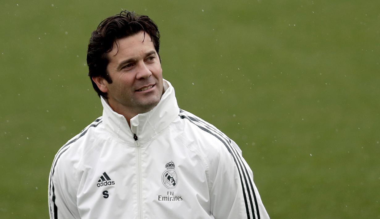 Pelatih anyar Real Madrid, Santiago Solari, memimpin sesi latihan di Valdebebas, Madrid, Selasa (30/10/2018). Santiago Solari menjadi pelatih Real Madrid menggantikan Julen Lopetegui yang dipecat. (AP/Manu Fernandez)