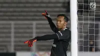 Penjaga gawang Bhayangkara FC, Awan Setho Rahardjo saat laga melawan Madura United FC pada lanjutan Shopee Liga 1 Indonesia 2019 di Stadion Madya Gelora Bung Karno, Jakarta, Senin (5/8/2019). Laga kedua tim berakhir imbang 1-1. (Liputan6.com/Helmi Fithriansyah)