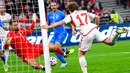 Kiper Italia Gianluigi Donnarumma (kiri) beraksi melawan pemain Hungaria Callum Styles (kanan) pada pertandingan sepak bola UEFA Nations League di Puskas Arena, Budapest, Hungaria, 26 September 2022. Italia berhasil mengalahkan Hungaria dengan skor 2-0. (Tamas Kovacs/MTI via AP)