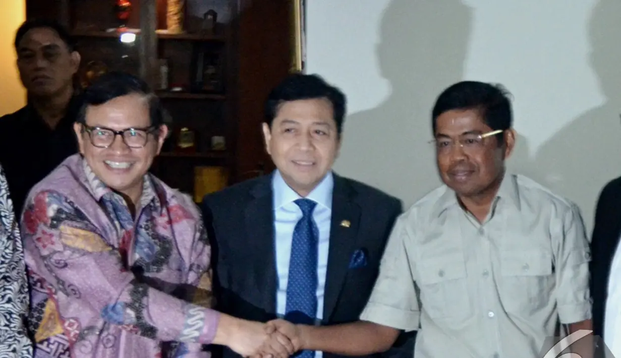 Ketua DPR RI Setya Novanto (dua kiri) menyaksikan Perwakilan KIH Fraksi PDIP Pramono Anung (kiri) bersalaman dengan Ketua Harian Koalisi Merah Putih Idrus Marham (kanan), Jakarta, Senin (10/11/2014) (Liputan6.com/Andrian M Tunay)