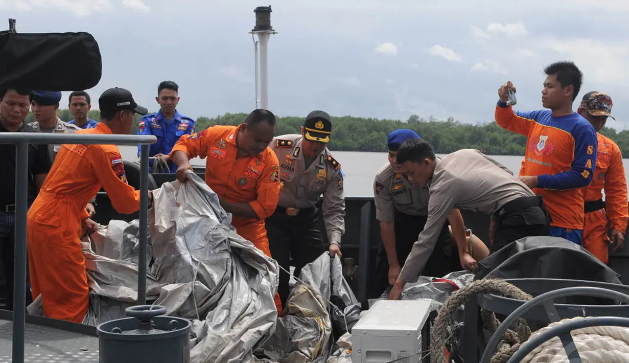 Serpihan berupa tangga darurat dan tabung gas yang diduga milik pesawat AirAsia QZ8501 tiba di Pelabuhan Kumai, Pangkalan Bun, Kalteng, Kamis (1/1/2015). (Liputan6.com/Herman Zakharia)