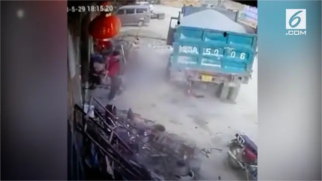 VIDEO: Ban Meledak, Seorang Pria Terlempar ke Udara