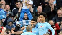 Penyerang Manchester City, Sergio Aguero melakukan selebrasi usai mencetak gol ke gawang Arsenal pada pertandingan lanjutan Liga Inggris di di Stadion Etihad, Inggris, (5/11). City menang atas Arsenal dengan skor 3-1. (AP Photo/Rui Vieira)