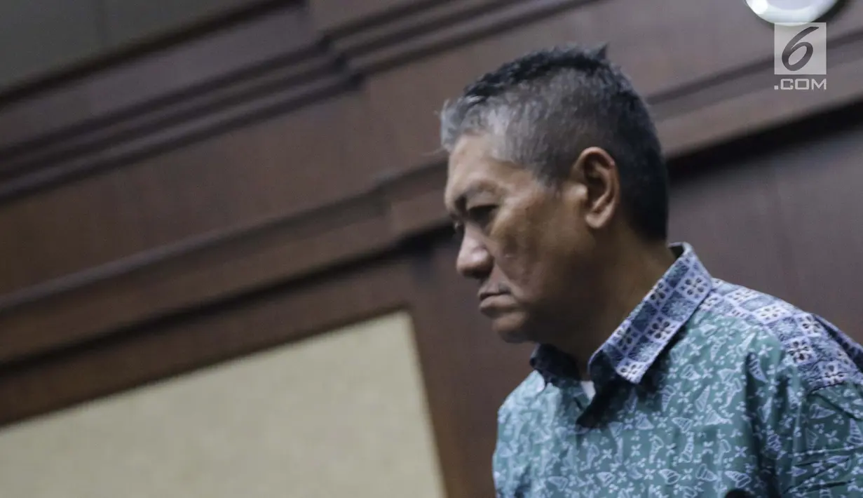 Terdakwa suap putusan perkara perdata yang juga Hakim PN Jakarta Selatan, Irwan usai menjalani sidang putusan di Pengadilan Tipikor, Jakarta, Kamis (11/7/2019). Bersama Iswahyu Widodo, Irwan dihukum 4 tahun 6 bulan penjara, denda Rp200 juta subsider 2 bulan. (Liputan6.com/Helmi Fithriansyah)