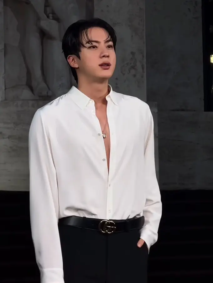 Pesona Jin BTS di Gucci Milan Fashion Week. [@wwd]