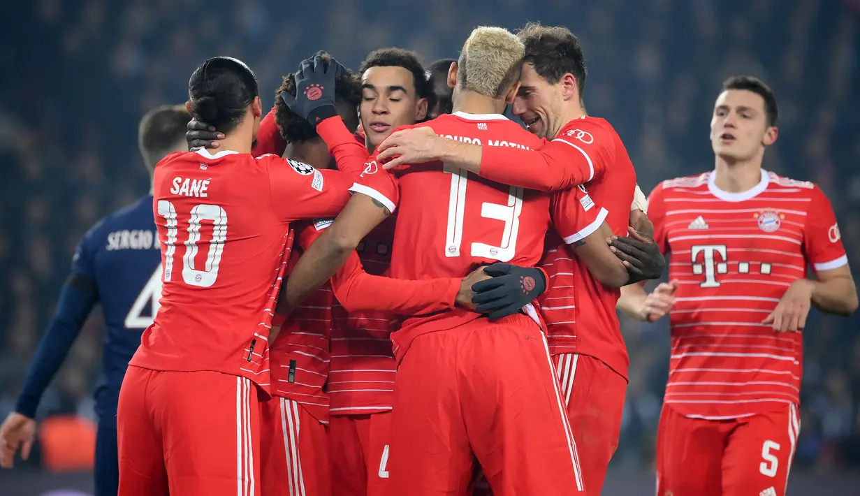 Para pemain Bayern Munchen merayakan gol ke gawang PSG yang dicetak Kingsley Coman dalam laga leg pertama babak 16 besar Liga Champions 2022/2023 di Parc des Princes Stadium, Paris (14/2/2023). Bayern Munchen pun mampu mempertahankan keunggulannya atas PSG hingga laga usai. (AFP/Franck Fife)