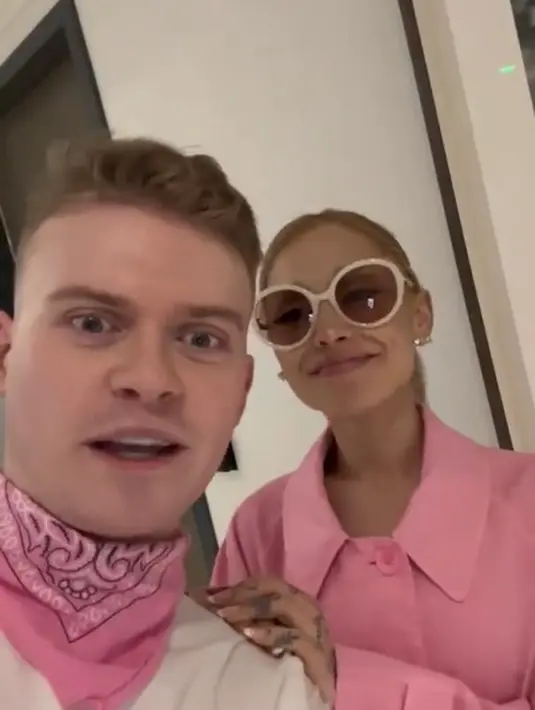 Ariana Grande menjadi viral setelah kreator TikTok Max Balegde melihat Ariana Grande di backstage konser Beyonce. Ia tampil bak barbie dengan rambut pirang dan outfit serba pink.