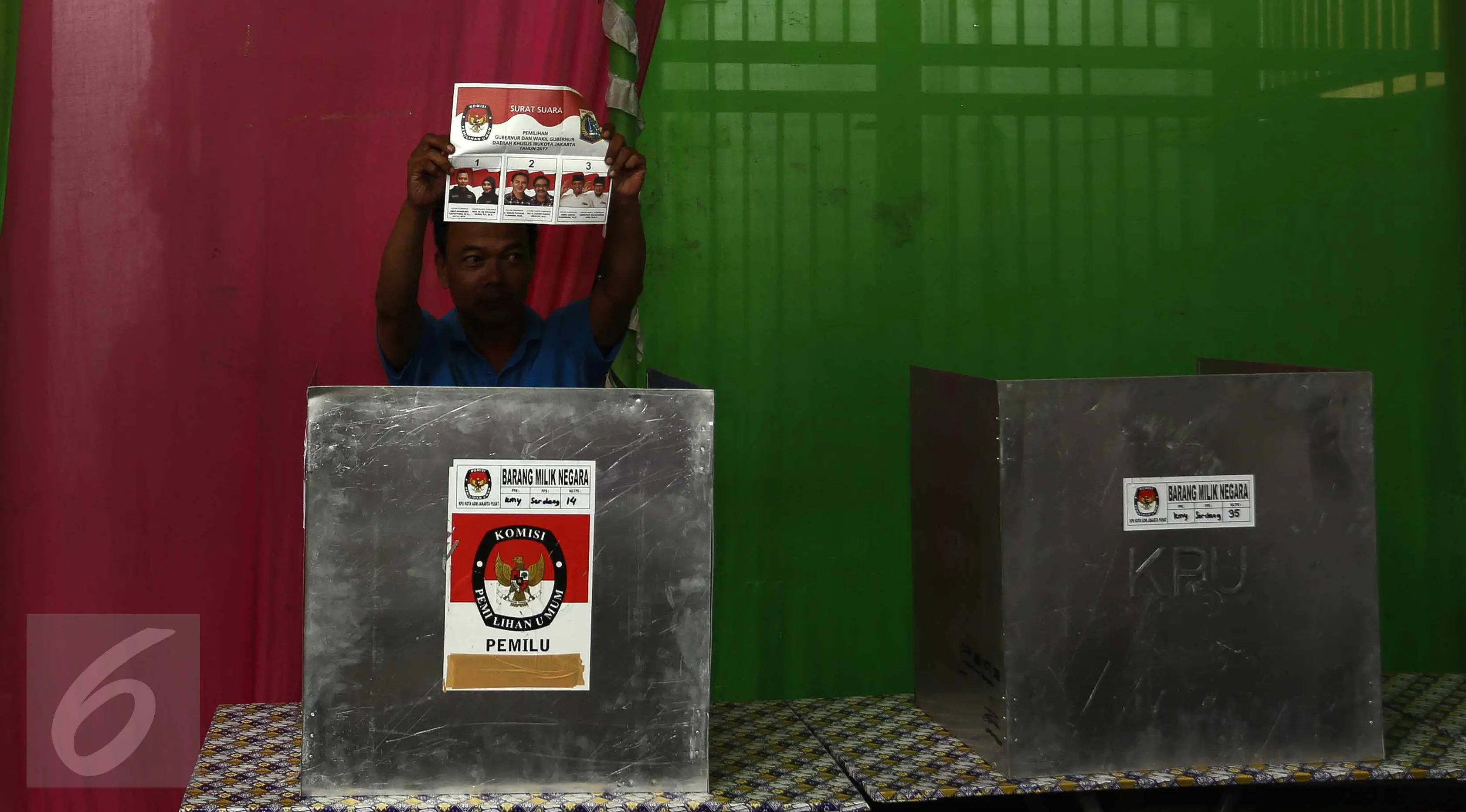 Warga menunjukan kertas surat suara di TPS Utan Panjang, Jakarta, Minggu (19/2). Sebelumnya, ketua Bawaslu DKI Mimah Susanti memaparkan temuan adanya lima orang yang melanggar dalam pencoblosan, Rabu (15/2). (Liputan6.com/Faizal Fanani)