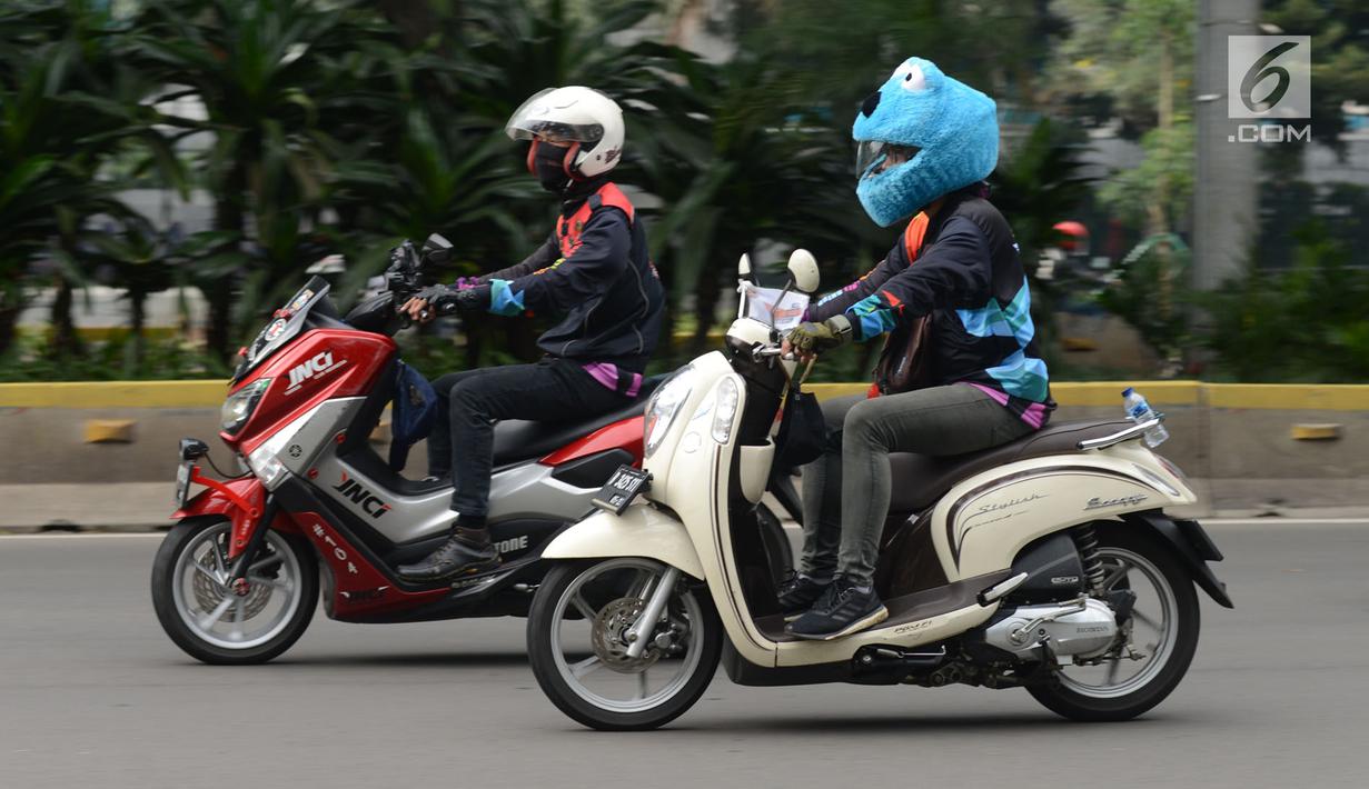 Konvoi komunitas motor dalam kegiatan Millennial Road Safety Festival di Jakarta, Sabtu (16/3). Kegiatan ini bentuk gerakan moral atas kepedulian dan tanggung jawab bersama mencegah banyaknya korban akibat kecelakaan lalu lintas. (merdeka.com/Imam Buhori)