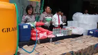 Ribuan botol dan jeriken berisi minuman keras jenis arak disita Polres Malang Kota, Jawa Timur (Liputan6.com/Zainul Arifin)