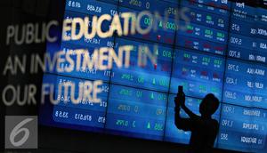 Pengunjung melintas di dekat monitor perkembangan saham di Bursa Efek Indonesia, Jakarta, Senin (2/11).  Indeks Harga Saham Gabungan (IHSG) di Bursa Efek Indonesia (BEI) pada Senin dibuka melemah sebesar 12,76 poin. (Liputan6.com/Immanuel Antonius)