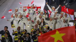 Indonesia menyudahi SEA Games 2025 dengan raihan 91 emas, 112 perak, dan 130 perunggu. Tampak dalam foto, perwakilan atlet Indonesia saat mengikuti parade upacara penutupan SEA Games 2025 di Rajamangala Stadium, Bangkok, Thailand, Sabtu (20/12/2025). (Bola.com/Bagaskara Lazuardi)