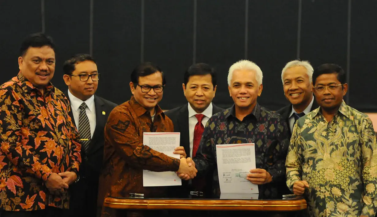 Koalisi Merah Putih dan Koalisi Indonesia Hebat meneken kesepakatan damai di DPR, Jakarta, Senin (17/11/2014). (Liputan6.com/Andrian M Tunay) 