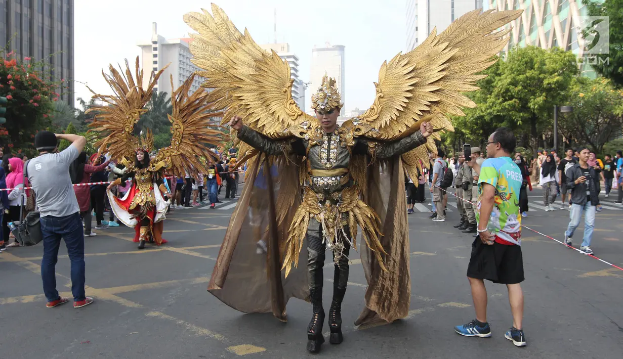 Komunitas kostum dari Jember memeriahkan Parade Asian Games 2018  di Jalan MH Thamrin, Jakarta, Minggu (15/5). Total ada 42 rombongan dari berbagai komunitas, serta BUMN dan BUMS. (Liputan6.com/Arya Manggala)