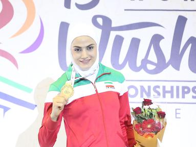 Atlet Wushu Iran saat menerima medali Emas pada Kejuaraan Dunia Wushu 2015 di Istora, Senayan, Jakarta, Rabu (18/11/2015). (Bola.com/Nicklas Hanoatubun)