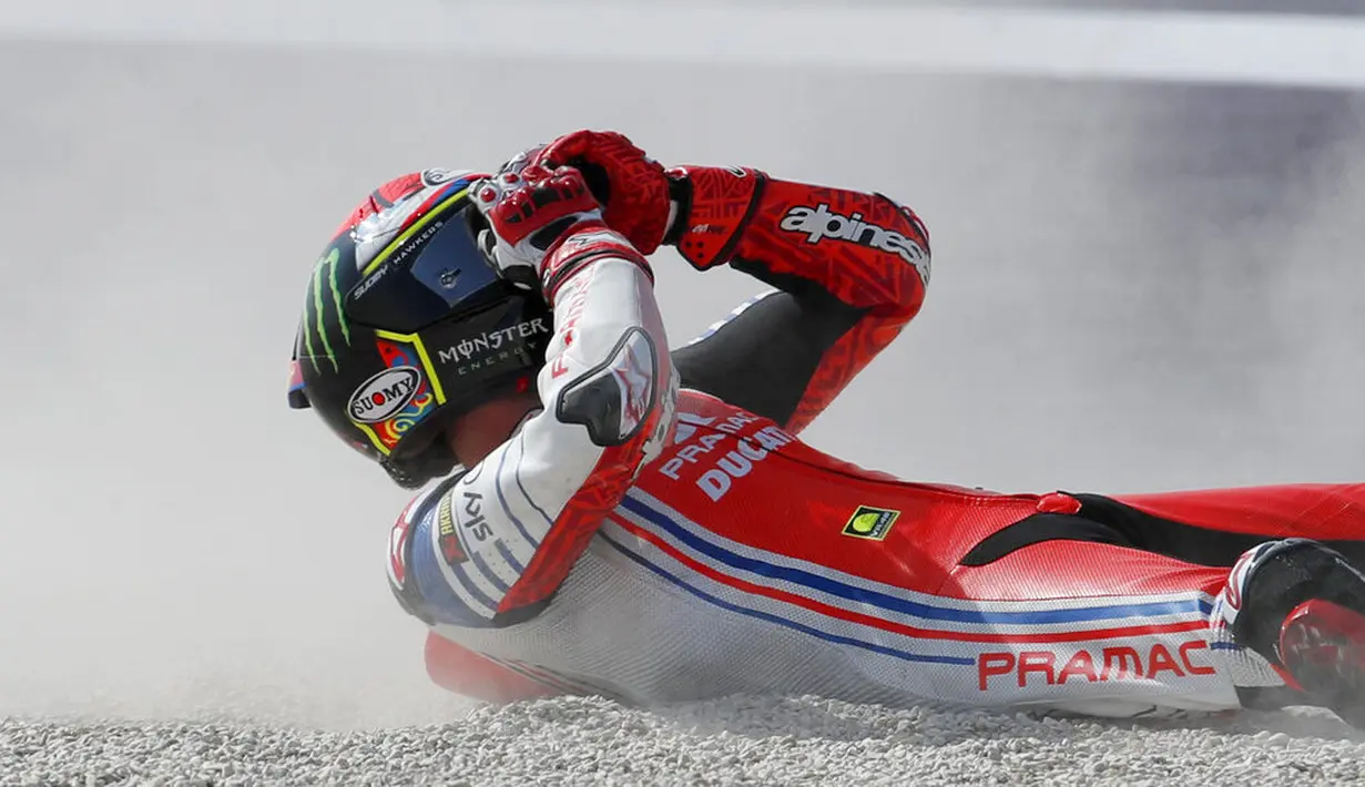 Pembalap Pramac Racing, Francesco Bagnaia, berusaha bangkit saat balapan MotoGP Emilia Romagna di Sirkuit Misano, Italia, Minggu (20/9/2020). Bagnaia yang sempat memimpin balapan gagal menjadi juara setelah terjatuh pada lap ke-21. (AP/Antonio Calanni)