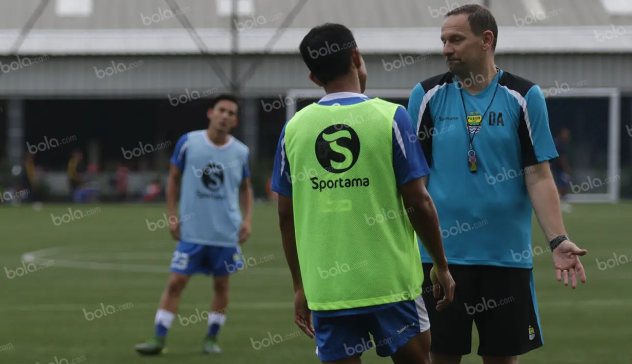 Pelatih Persib, Dejan Antonic, memberikan arahan kepada pemainnya untuk memperbaiki operan pendek antar pemain saat latihan di Lapangan Progresif, Bandung, Senin (2/5/2016). (Bola.com/Vitalis Yogi Trisna)