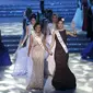 Para Kontestan tampil di atas panggung Miss World 2015 di Sanya,  Cina, Sabtu (19/12). Miss World 2015 menobatkan Mireia Lalaguna Royo dari Spanyol sebagai pemenang dan Indonesia yang diwakili oleh Maria Harfanti menyabet juara ketiga. (REUTERS/Stringer)