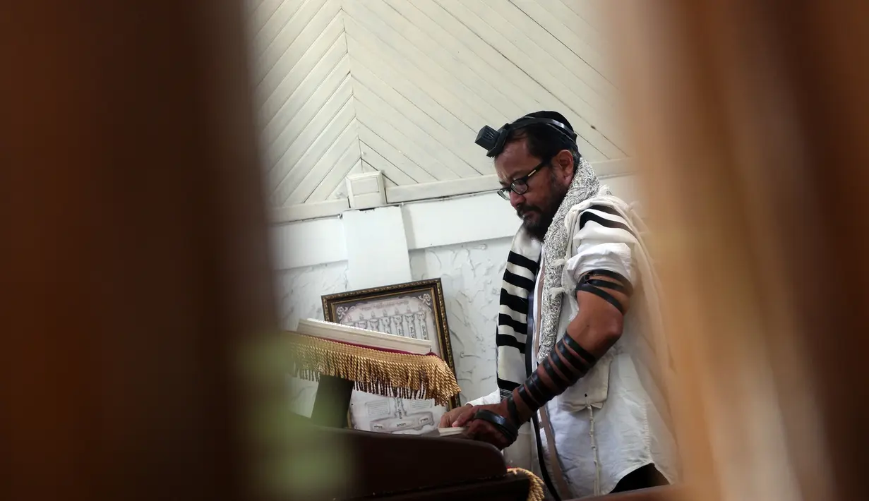 Seorang Yahudi Indonesia berdoa di Sinagoge Shaar Hasyamayimdi, Tondano, Sulawesi Utara, Senin (4/3). Ada sekitar 200 Yahudi di antara 260 juta penduduk Indonesia. (Ronny Adolof Buol/AFP)
