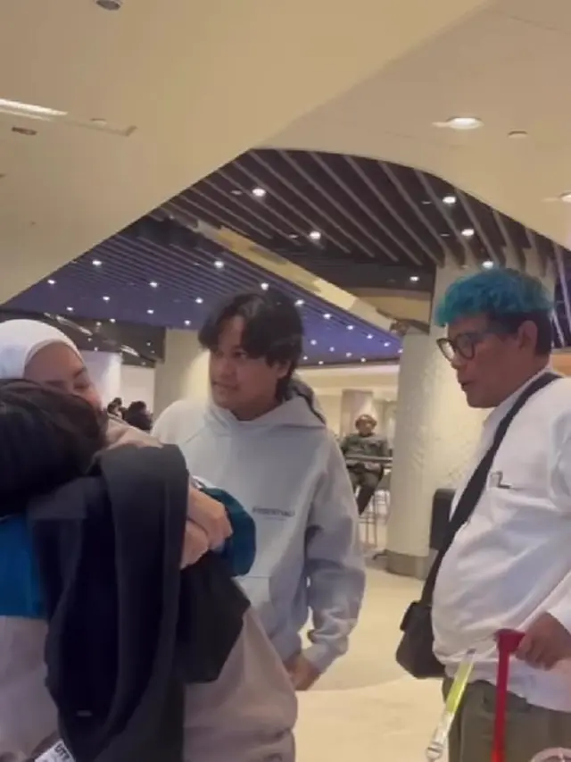Uya Kuya dan Keluarga di Bandara