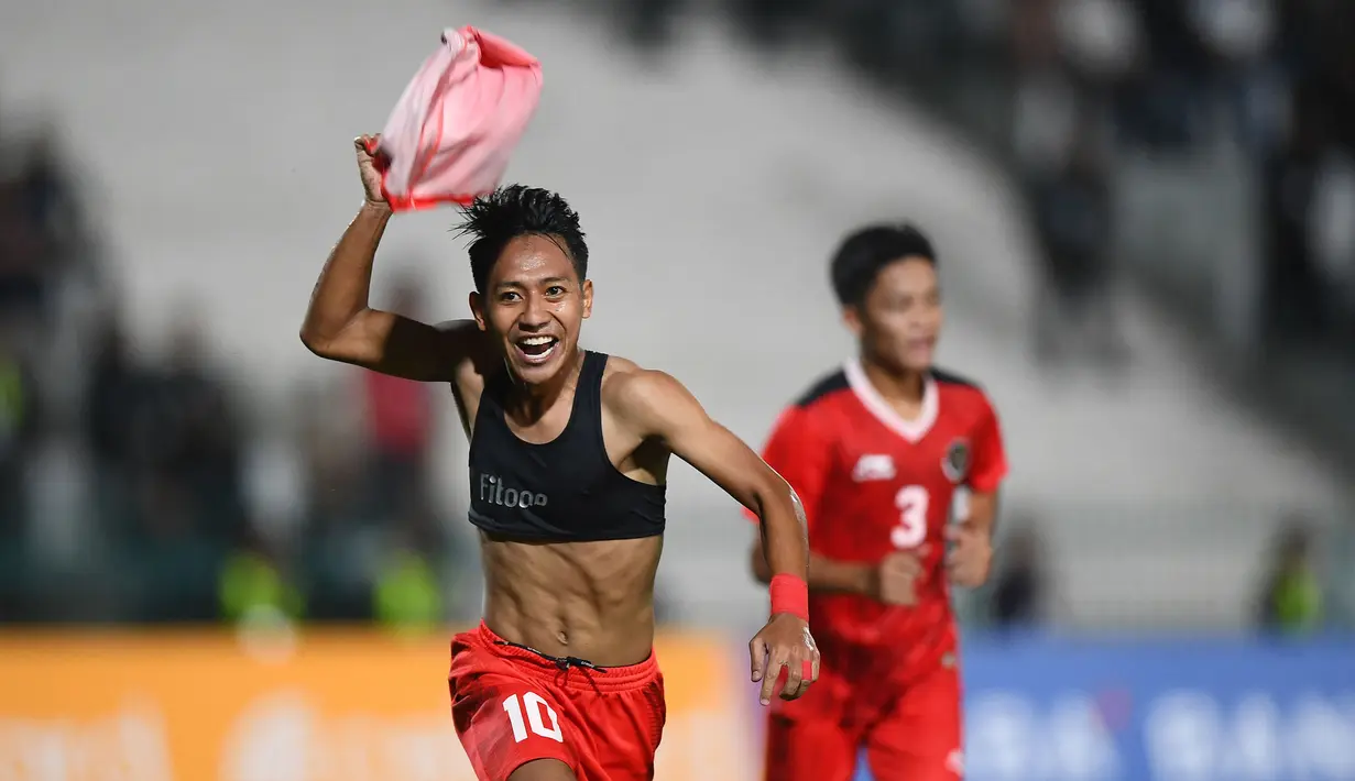 <p>Pemain Timnas Thailand U-22, Beckham Putra melakukan selebrasi setelah mencetak gol kelima timnya ke gawang Thailand pada laga final sepak bola SEA Games 2023 di Olympic Stadium, Phnom Penh, Kamboja, Selasa (16/05/2023). (AFP/Nhac Nguyen)</p>