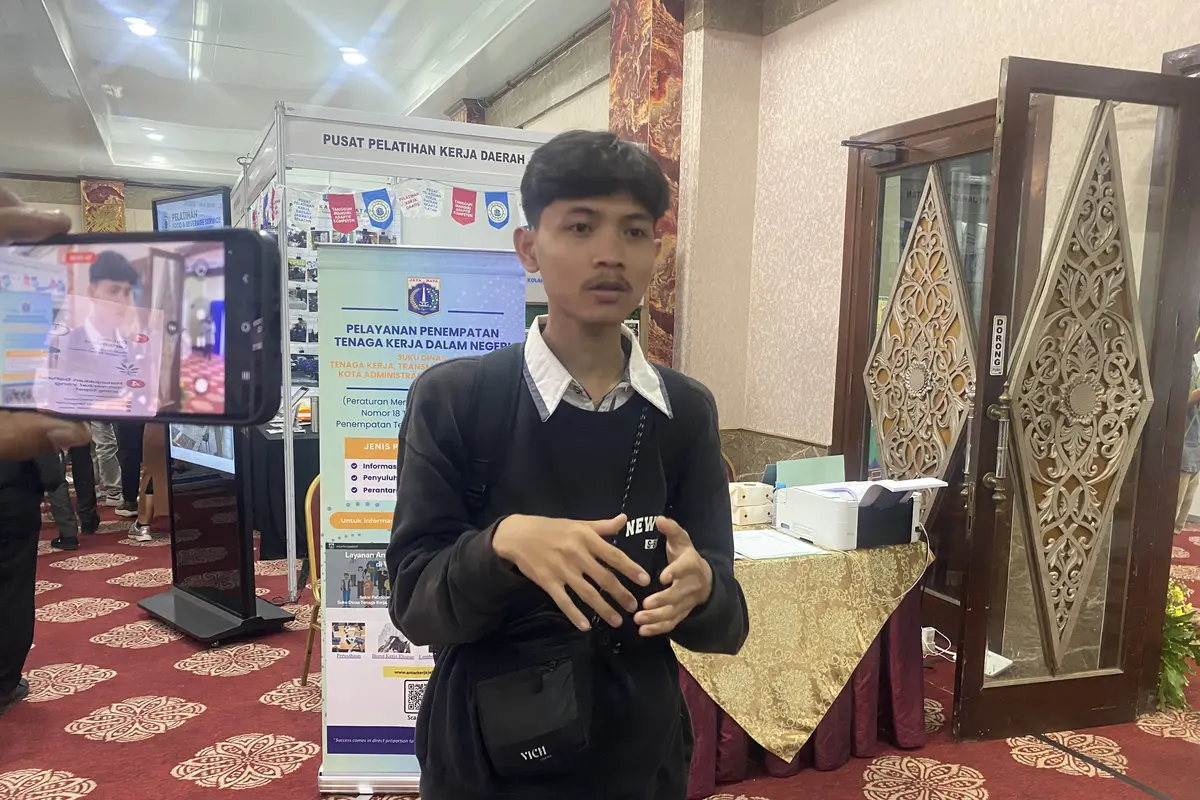 Faisal, pemuda asal Sukabumi yang menyandang disabilitas tuli, mengikuti acara Job Fair Tahap I: Jakarta Selatan Career Fest and Bazaar 2026 (Liputan6.com/Devira Prastiwi)