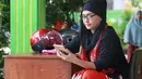 Keceriaan begitu terlihat dari Ria yang kini berusia 47 tahun. Jelang akad nikahnya, kedua mempelai ini juga melontarkan guyonan-guyonan. Pernikahannya juga disiarkan langsung Facebook. (Adrian Putra/Bintang.com)