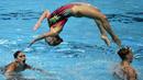 Tim putri Belarus beraksi di nomor final Team Free Combination renang indah Kejuaraan Dunia Akuatik 2015 di Kazan, Rusia. (1/8/2015). (AFP Photo/Martin Bureau)