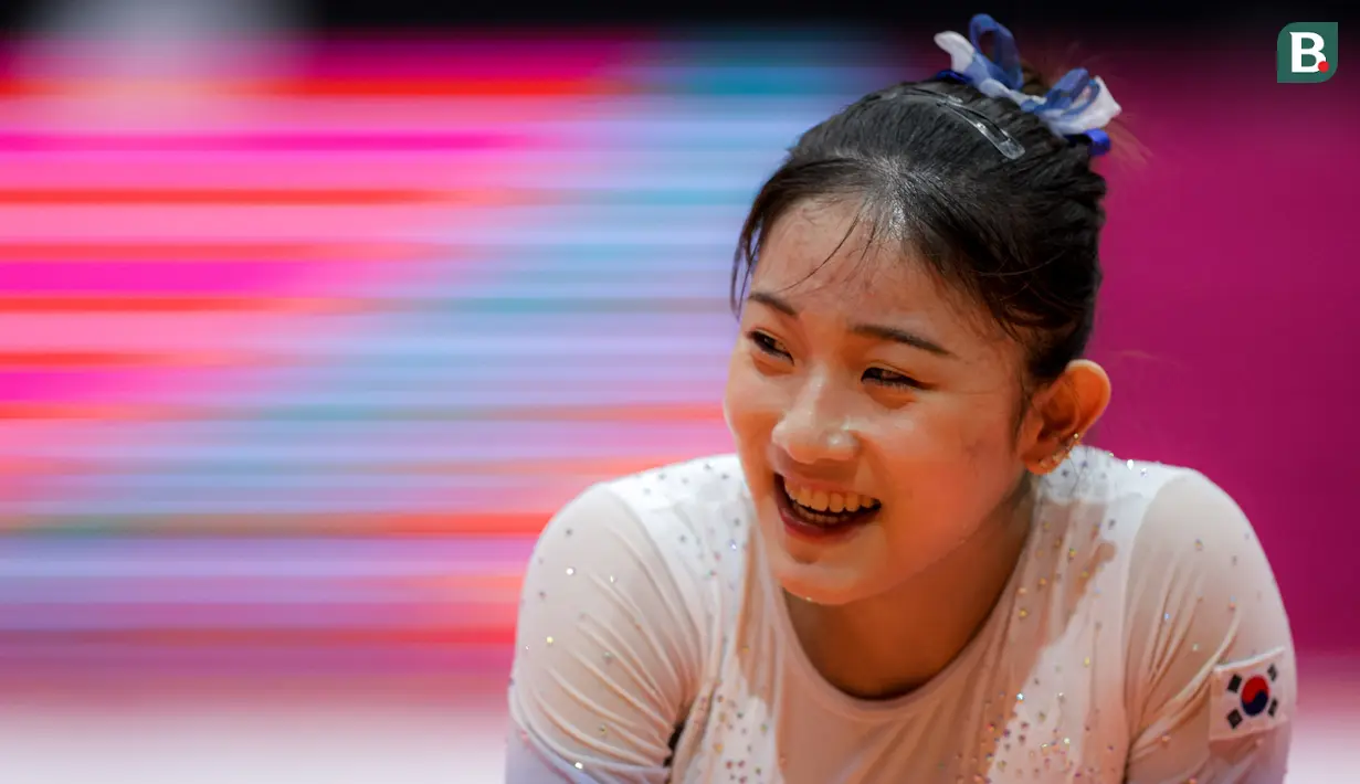 <p>Pesenam Korea Selatan, Shin Solyi pada senam lantai bertingkat dalam Kejuaraan Dunia Gimnastik 2025 di Indonesia Arena, Senayan, Jakarta, Senin (20/10/2025). (Bola.com/Bagaskara Lazuardi)</p>