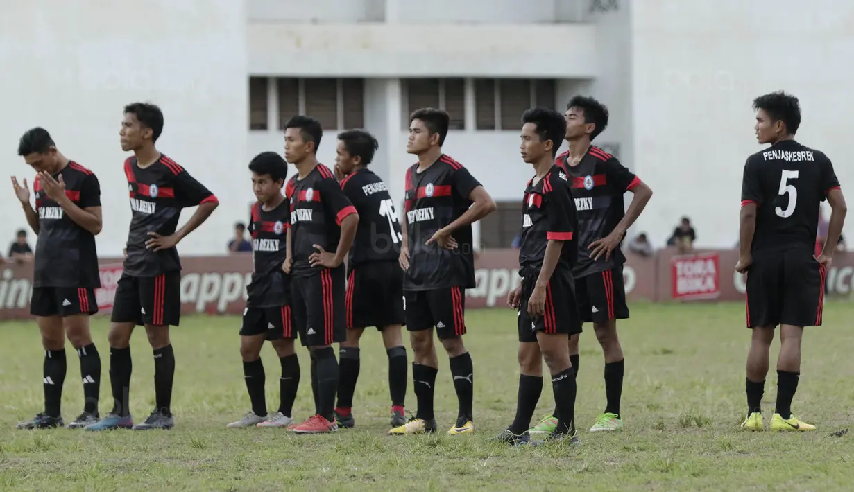 Pemain STKIP Mega Resky tampak tegang saat adu penalti melawan STIMED Nusa Palapa pada final Torabika Campus Cup 2017 di Stadion UNM, Makassar, Kamis, (19/10/2017). STIMED Nusa Palapa menang adu penalti atas STKIP Mega Resky. (Bola.com/M Iqbal Ichsan)