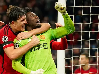 Penjaga gawang Manchester United Andre Onana (kanan) merayakan bersama rekan satu timnya setelah melakukan penyelamatan tendangan penalti pada pertandingan sepak bola Grup A Liga Champions antara Manchester United dan Copenhagen di Stadion Old Trafford, Manchester, Inggris, Selasa (24/10/2023). (AP Photo/Dave Thompson)