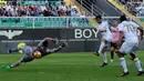 Striker AC Milan, Suso, mencetak gol pertama ke gawang Palermo dalam laga pekan ke-12 Serie A di Stadion Renzo Barbera, Minggu (6/11/2016). (AFP)