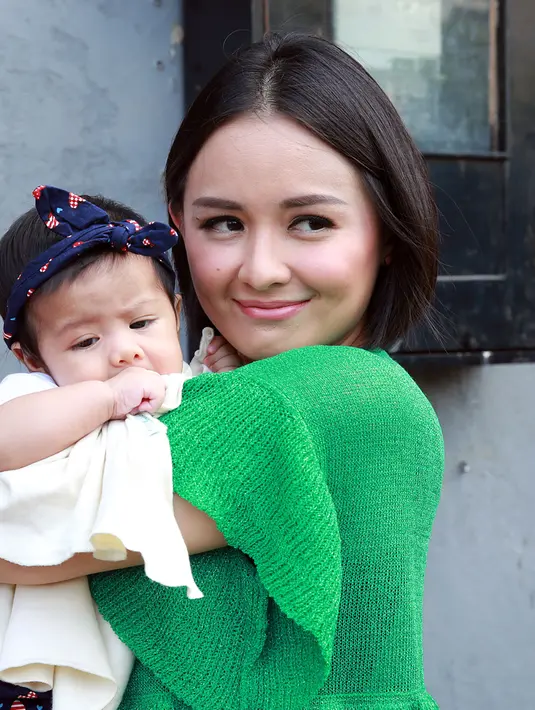 Joanna Alexandra merasakan antusias dalam merawat anak ketiganya yang berjenis kelamin perempuan. Bayi mungil ini bernama Zoe Havilah Salajena dan sudah menginjak usia 3 bulan. (Deki Prayoga/Bintang.com)