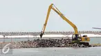 Suasana pengerukkan alat berat proyek pembangunan reklamasi Teluk Jakarta di Pantai Utara Jakarta, Rabu (16/3). Meskipun menuai pro dan kontra, proyek tersebut terus berjalan dan rencananya akan rampung pada akhir tahun 2018. (Liputan6.com/Helmi Afandi)