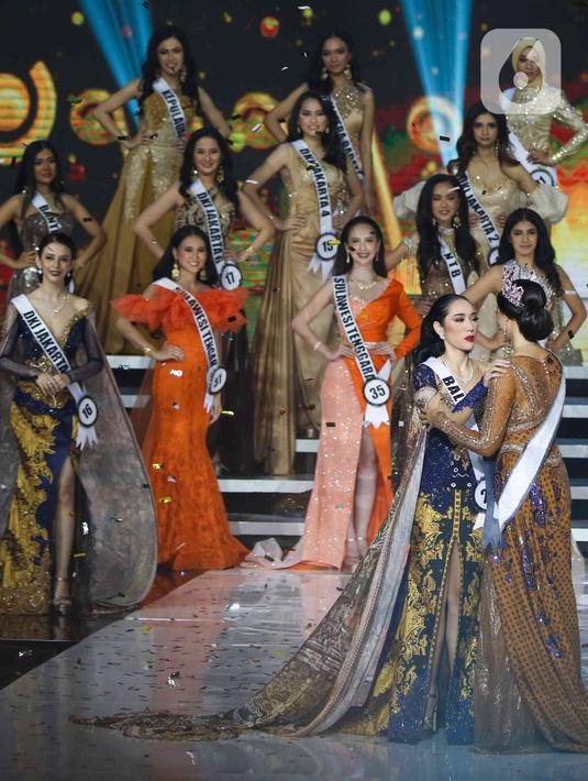 Puteri Indonesia 2022 terpilih Laksmi Shari De Neefe Suardana (kedua kanan) bersama Puteri Indonesia 2020 Ayu Maulida Putri atau Ayuma saat Malam Puncak Grand Final Pemilihan Puteri Indonesia 2022 di Plenary Hall Jakarta Convention Center (JCC) Senayan, Jakarta, Jumat (27/5/2022). Laksmi Shari De Neefe Suardana terpilih menjadi Puteri Indonesia 2022. (Liputan6.com/Herman Zakharia)