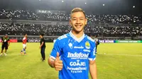Atlet pencak silat Hanifan Yudani Kusumah mengenakan jersey Persib Bandung. (Bola.com/Erwin Snaz)