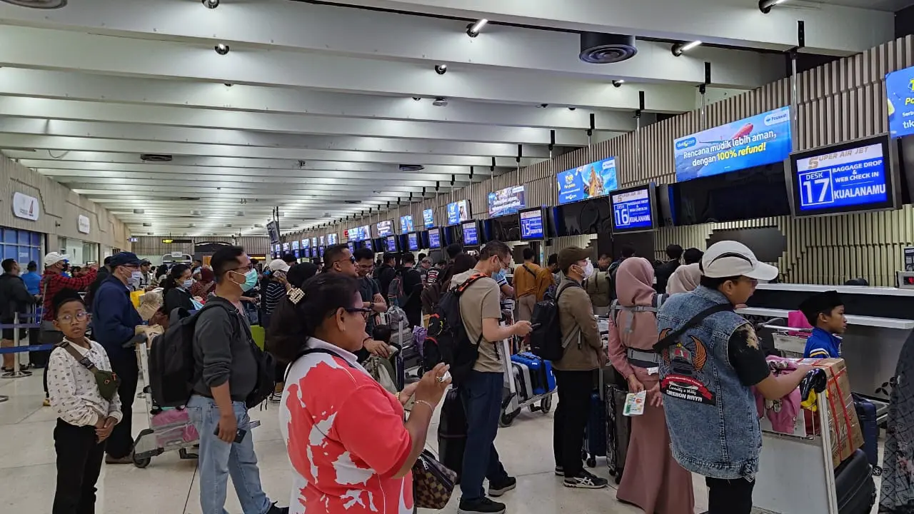 Pergerakan penumpang di Bandara Internasional Soekarno Hatta pada H-5 Lebaran Idul Fitri.