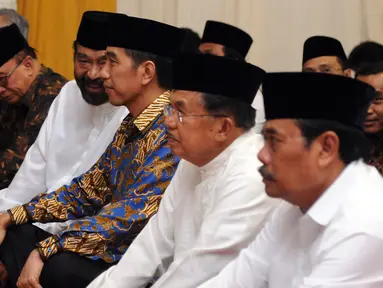Presiden RI Joko Widodo (ketiga kiri) bersama Ketua Umum DPP Partai Nasdem, Surya Paloh jelang buka puasa bersama Partai Nasdem di Jakarta, Selasa (7/6/2016). Acara juga dihadiri sejumlah menteri kabinet kerja. (Liputan6.com/Helmi Fithriansyah)