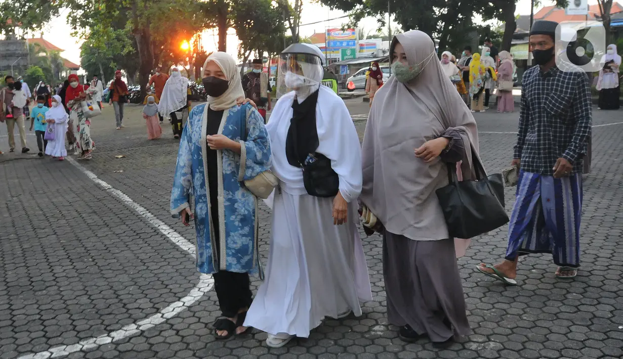 <p> Umat Muslim usai melakukan Sholat Idul Fitri di halaman Masjid Agung Ibnu Batutah pada kompleks peribadatan Puja mandala di kawasan Nusa Dua, Bali, Senin (2/5/20222). Perayaan Idulfitri 1443 H berjalan dengan khidmat dan menerapkan protokol kesehatan. (merdeka.com/Arie Basuki)</p>