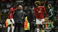 Gelandang Manchester United, Marouane Fellaini, bersiap menggantikan Paul Pogba saat melawan FC Rostov. Pemain termahal dunia tersebut ditarik keluar pada menit ke-48 karena mengalami cedera. (AFP/Oli scarff)