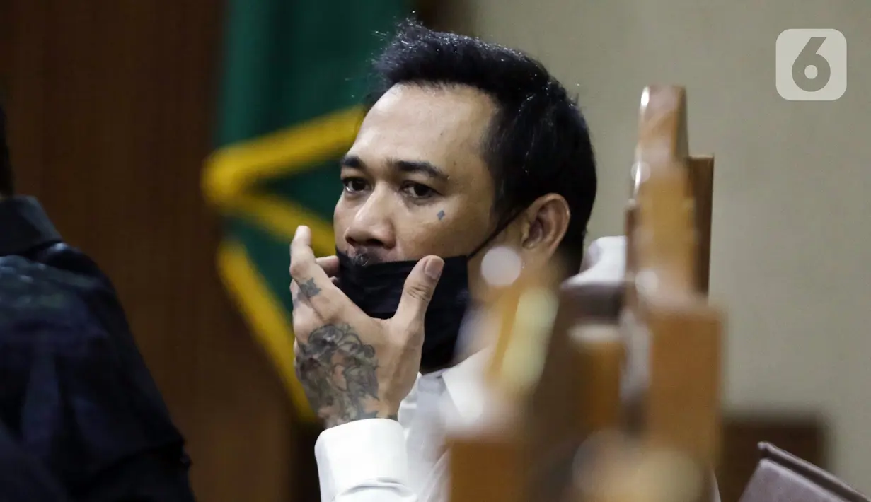 Musisi I Gede Ari Aryastina alias Jerinx saat menjalani sidang kasus dugaan pengancaman di Pengadilan Negeri Jakarta Pusat, Rabu (12/1/2022). Sidang beragendakan mendengar keterangan saksi. Saksi yang dihadirkan adalah Adam Deni dan Elsya Rosana. (Liputan6.com/Helmi Fithriansyah)