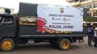 Personel Polda Jambi mulai mendistribusikan 100 ton beras bantuan dari EMTEK dan LYMAN di Mapolda Jambi, Jumat (6/8/2021). Bantuan ini didistribusikan kepada masyarakat terdampak pandemi Covid-19. (Liputan6.com/gresi plasmanto)
