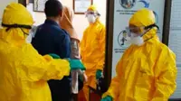 Petugas medis di salah satu RSUD di Riau usai mengisolasi warga yang mengalami gejala virus corona. (Liputan6.com/Istimewa/M Syukur)