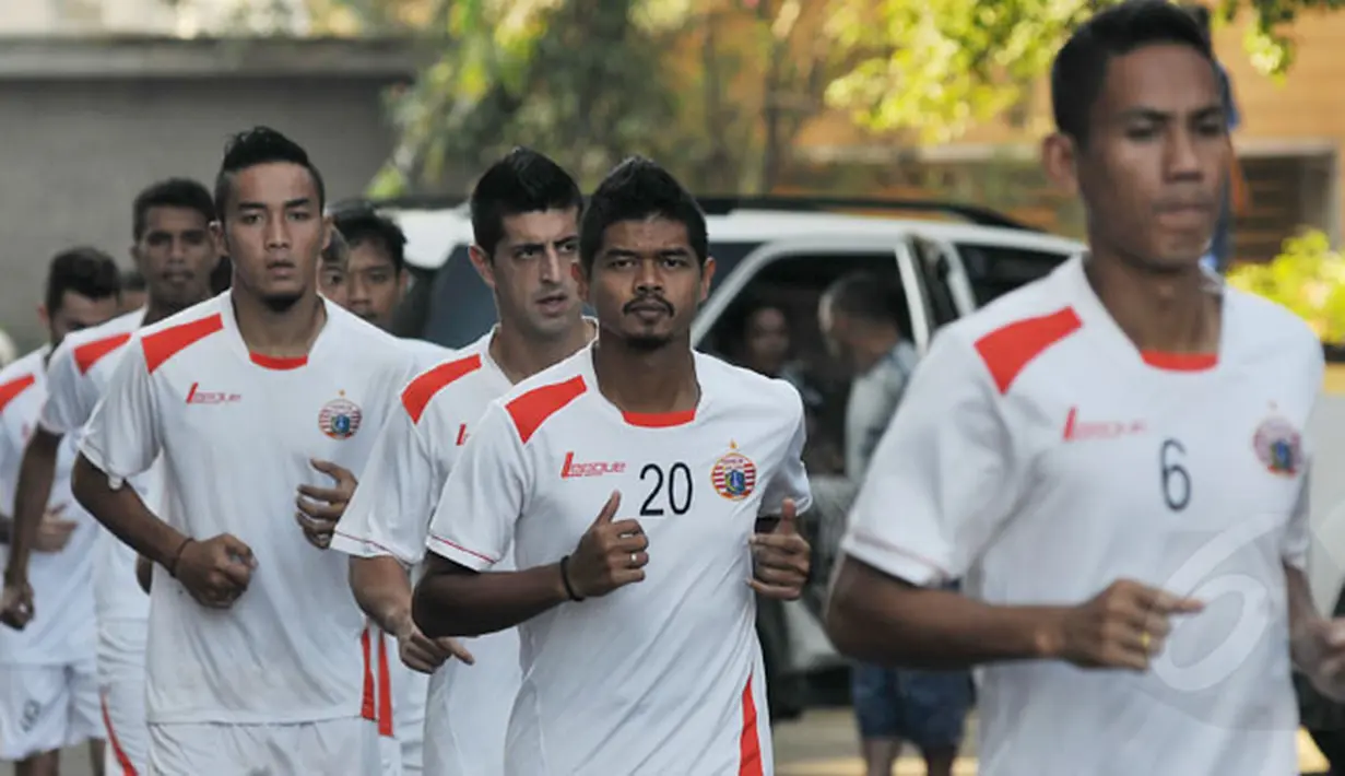 Jelang berlaga di SCM Cup 2015, Persija Jakarta memulai sesi latihan ringan di halaman Hotel Ibis Padang, Sabtu (17/1/2015). (Liputan6.com/Johan Tallo)