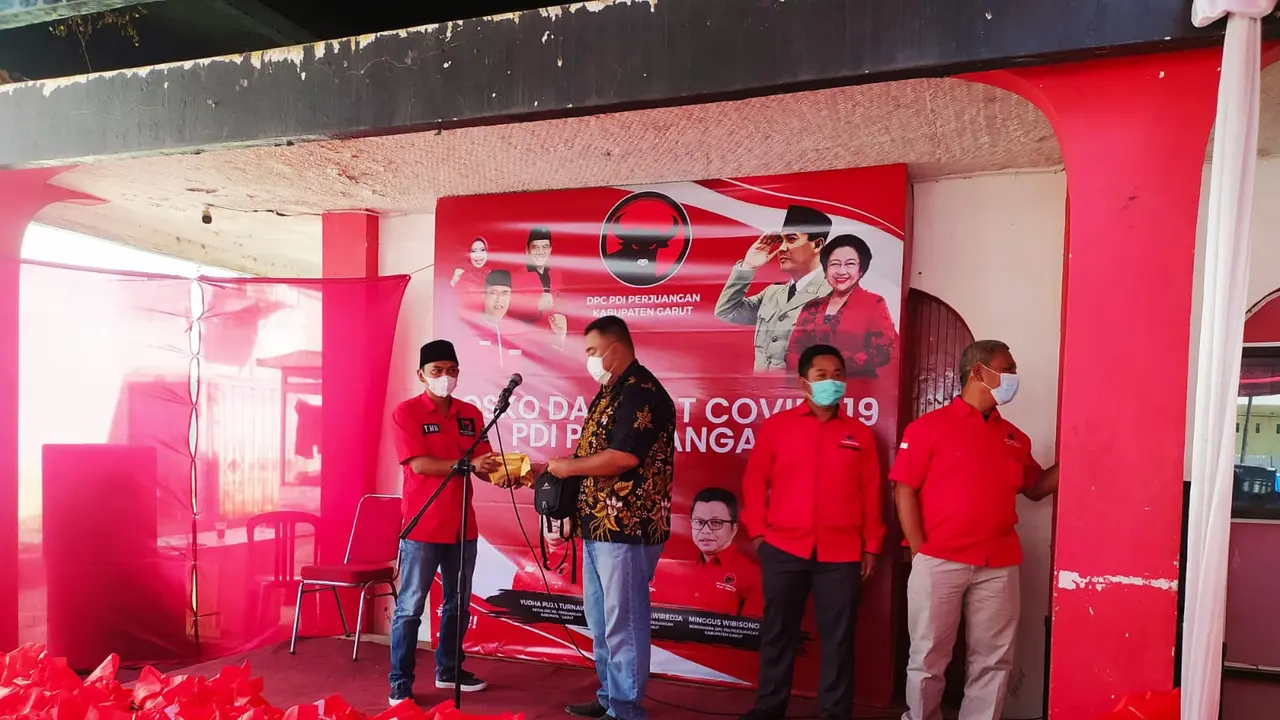 Ketua DPC PDIP Garut Yudha Puja Turnawan secara simbolis memberikan bantuan gaji dan tunjangan yang berasal dari anggota dewan PDIP untuk penanganan Covid-19.