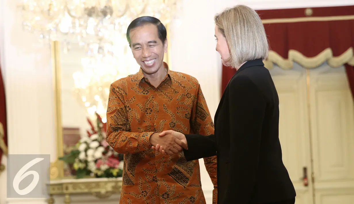 Presiden Joko Widodo (Jokowi) menerima Wakil Presiden Uni Eropa Federica Mogherini beserta delegasi di Istana Negara, Jakarta, Jumat (8/5/2016). Indonesia mengupayakan diberikannya kerja sama pasar bebas dengan Uni Eropa. (Liputan6.com/Faizal Fanani)