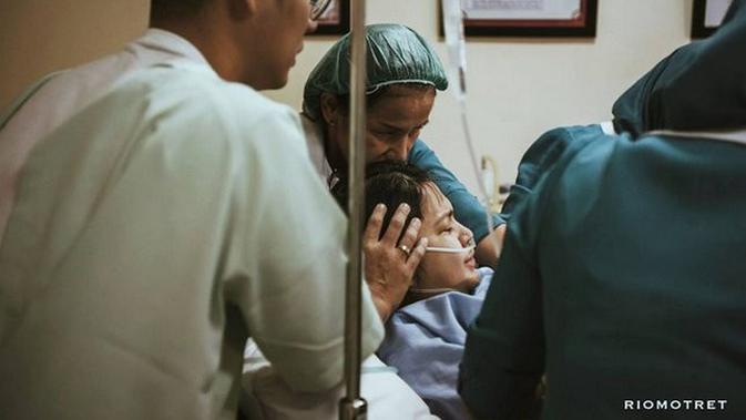 Salut! Junior Liem terus temani Tian yang sedang berjuang melahirkan anak mereka | riomotret dari Instagram