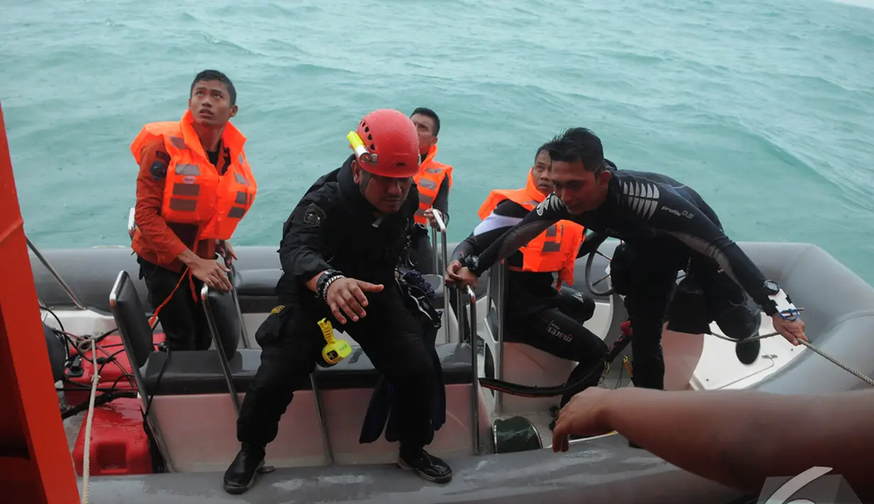Cuaca buruk membuat Tim SAR menunda pencarian untuk sementara waktu, Perairan Pangkalan Bun, Kalteng, Minggu (4/1/2015). (Liputan6.com/Herman Zakharia)
