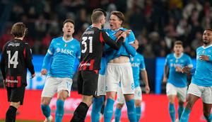 Gelandang Napoli, Scott McTominay beradu argumen dengan pemain AC Milan, Strahinja Pavlovic di semifinal Piala Super Italia, 19 Desember 2025. (AP Photo/Altaf Qadri)