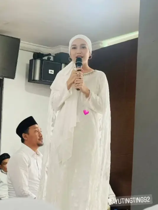 Kerudung tersebut dipadukan dengan gamis putih dengan aksen motif floral serta beads yang melingkar di kerah gamis tersebut. [@revi_darma]